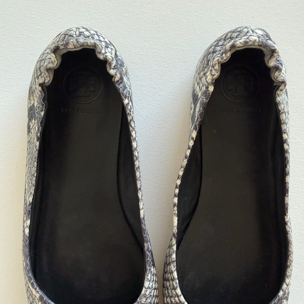 Tory Burch Reva Snakeskin Ballet Flats Size 6 Black Logo Medallion Leather - Picture 5 of 7